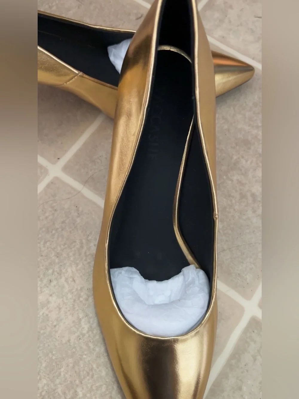 VACCASHE Gold Pointed-Toe Kitten Heel